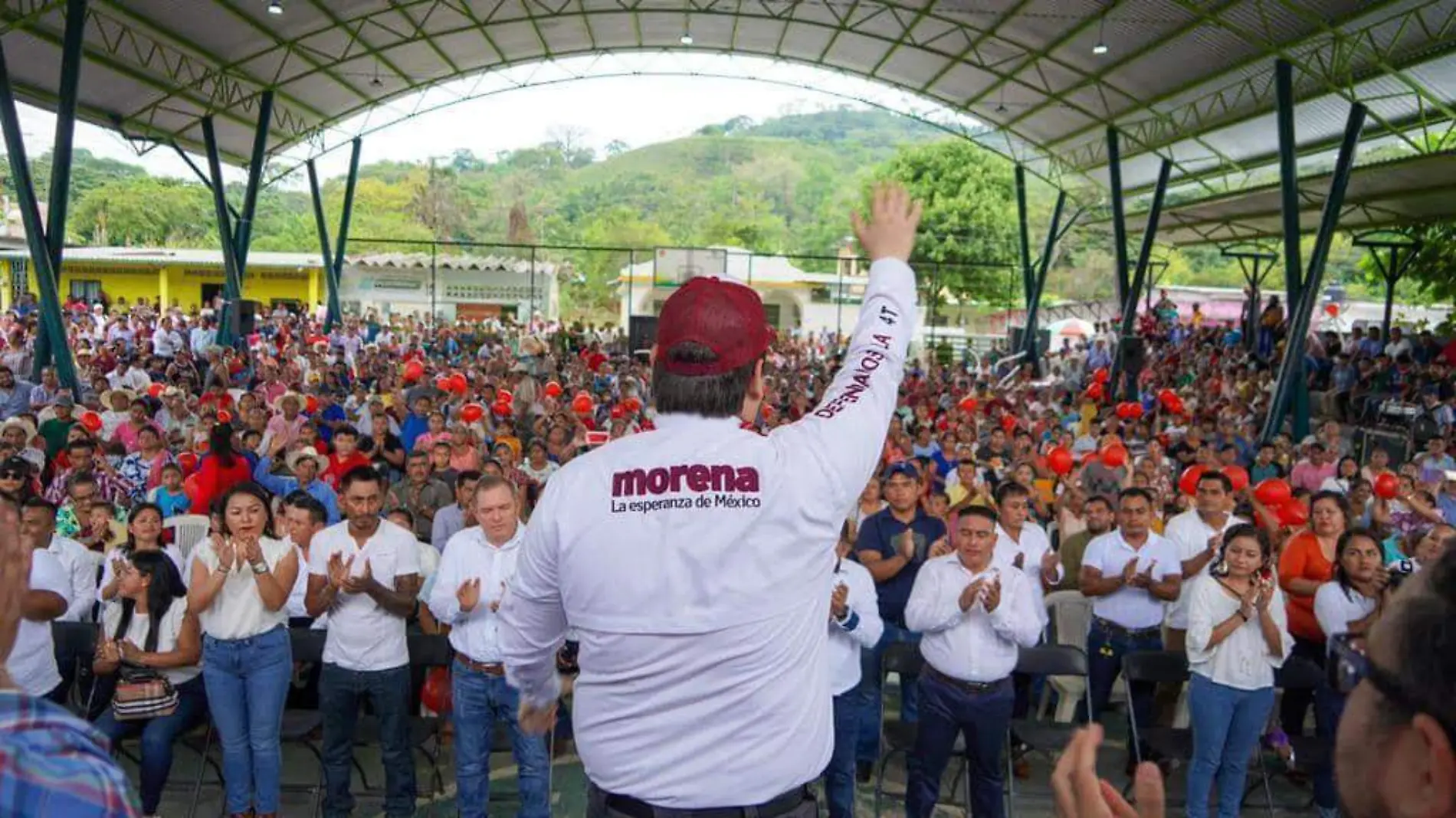 candidato de morena en publico 